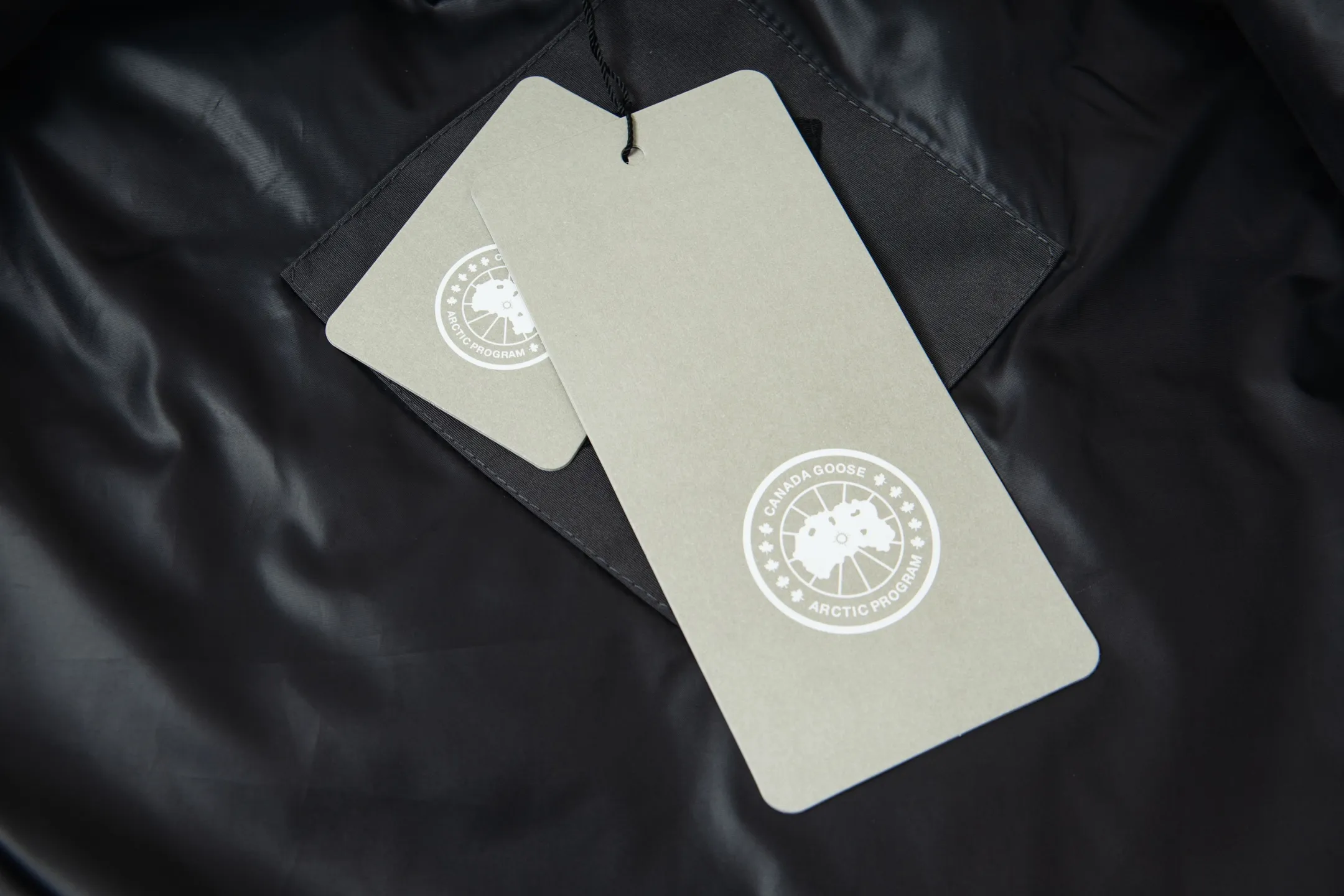 P360 Canada Goose/Canada Goose Black Label #Freestyle Crew 4151mb men's and women's vest down ➖ Imported Behringer embroidery machine customized 10,000-needle embroidery label! ➖ Imported 21-count polyester-cotton blended original fabric, using Feather-Light 10D waterproof coating fabric, made of 84.5% polyester fiber and 15.5% cotton, 100% the best feel in the entire network! ➖ The genuine official website uses the national standard 80 white duck down, and will never be misled by false claims such as 90 down or goose down! ➖ 100% nylon nylon lining with double double-layer sealing design to prevent velvet from running away. Top-grade polar fleece is used in the collar and pockets to keep warm and comfortable! ➖ Yoshida YKK provides original custom-made electroplated sliders. YKK two-way lockable zippers are tight and smooth and will not peel off paint! ➖ 3M composite original Velcro is durable, and all accessories and hardware are disassembled and customized! ⛔No slander, no exaggeration, no need for too much copywriting, because it is focused, it is professional!  SIZE: XS S M L XL XXL